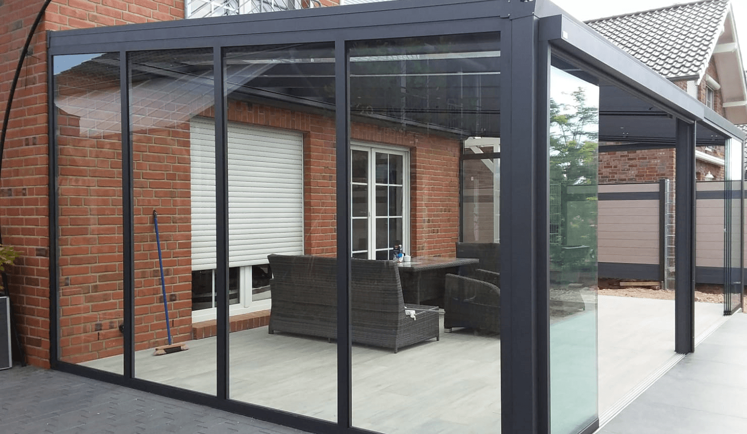 Anthrazit Terrassenüberdachung mit Glas-Schiebewänden